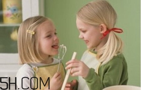 小兒肺炎的癥狀表現(xiàn)有哪些？小兒肺炎應(yīng)該怎么治療？