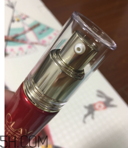 Olay小臉精華露是乳液嗎？用在哪一個步驟？