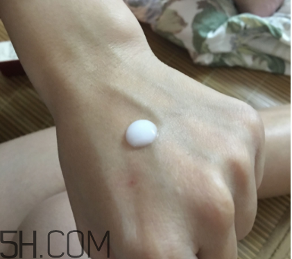 Olay小臉精華露是乳液嗎？用在哪一個步驟？