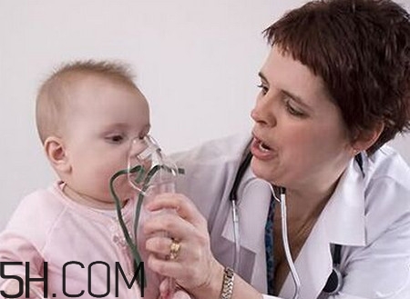 小兒肺炎的癥狀表現(xiàn)有哪些？小兒肺炎應(yīng)該怎么治療？