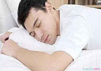 男人趴著睡對身體的危害有哪些？男人趴著睡有哪些危害？