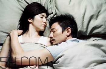 男人趴著睡對身體的危害有哪些？男人趴著睡有哪些危害？