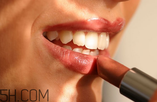 涂口紅可以吃東西嗎？每天涂口紅有沒有危害？