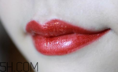 涂口紅可以吃東西嗎？每天涂口紅有沒有危害？