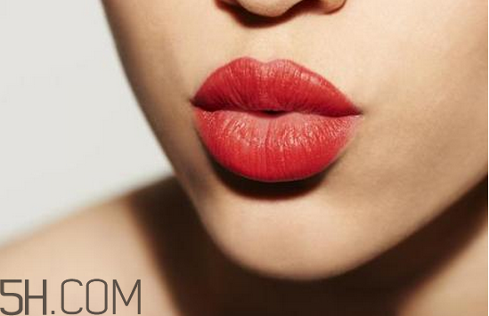 涂口紅可以吃東西嗎？每天涂口紅有沒有危害？