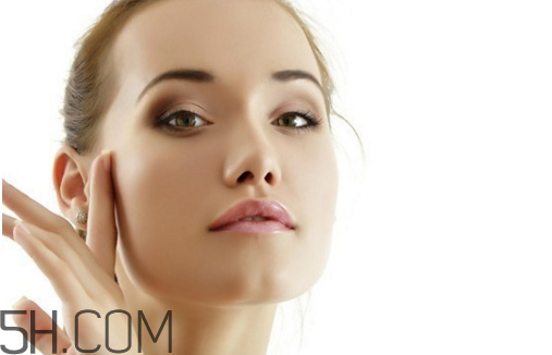 午睡不卸妝對(duì)皮膚危害大嗎？凡士林可以卸妝嗎？