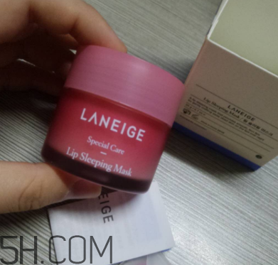 蘭芝夜間唇膜每次敷多厚？每次用多少？