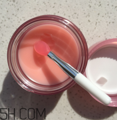 蘭芝夜間唇膜每次敷多厚？每次用多少？