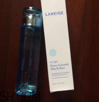 蘭芝水衡精華水油不油？適合油皮嗎？