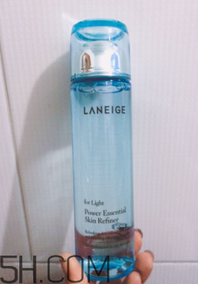 蘭芝水衡精華水油不油？適合油皮嗎？