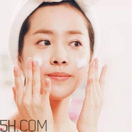 卸妝膏和卸妝油有什么區(qū)別？不同卸妝產(chǎn)品的使用方法