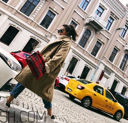 羊羔毛外套貴嗎？羊羔毛大衣價格