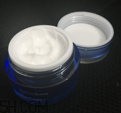 蘭芝致美眼霜油不油？長(zhǎng)脂肪粒嗎？