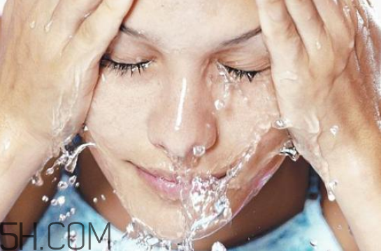 牙膏卸妝有什么壞處？健康洗臉的方法