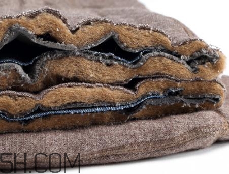 駝絨褲好還是羽絨褲好？駝絨褲羽絨褲哪種暖和？