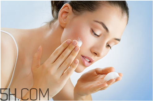 蓓昂斯和卸妝皇后卸妝水哪個好？卸妝可以直接用洗面奶嗎？