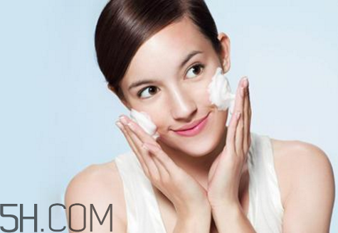 貝德瑪卸妝水和dhc卸妝油哪個卸妝好？洗面奶卸妝有什么壞處？