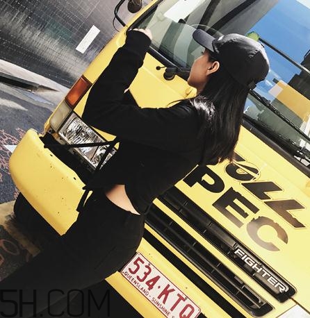 黑色衣服掉色屬于質(zhì)量問(wèn)題嗎？黑色衣服掉色嚴(yán)重怎么辦？