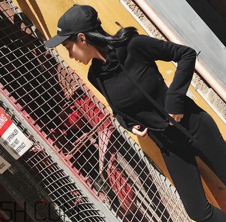 黑色衣服掉色屬于質(zhì)量問(wèn)題嗎？黑色衣服掉色嚴(yán)重怎么辦？