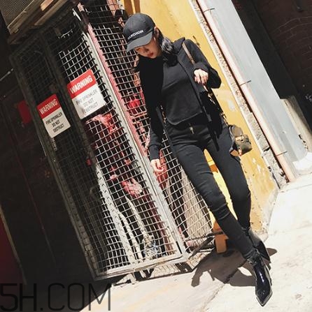 黑色衣服掉色屬于質(zhì)量問(wèn)題嗎？黑色衣服掉色嚴(yán)重怎么辦？