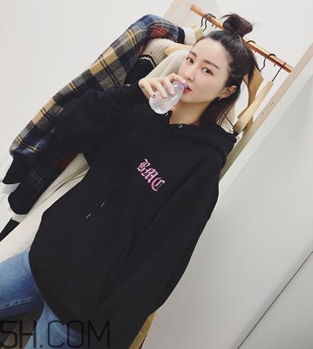 黑色衣服粘毛怎么處理？黑色衣服沾毛怎么辦？