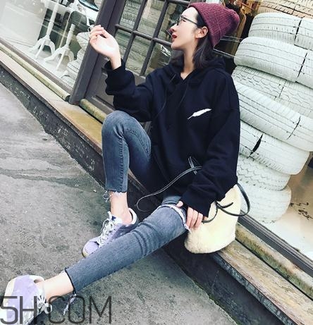 黑色衣服被漂白水弄壞怎么復(fù)原？黑色衣服被84燒黃了怎么辦？