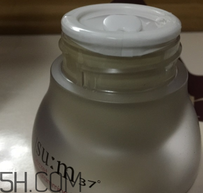 sum37魔法眼霜油不油？油皮能用嗎？