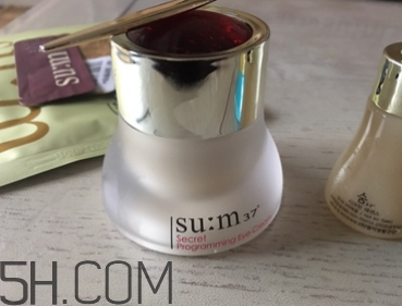 sum37魔法眼霜油不油？油皮能用嗎？