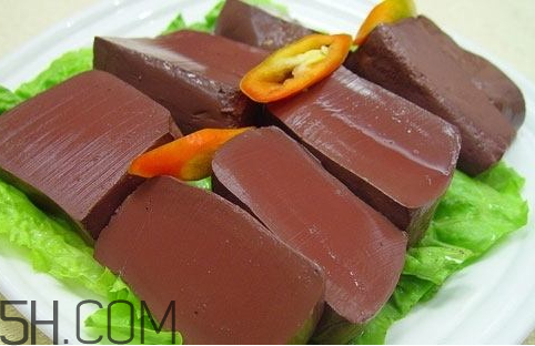 一斤豬血要放多少水 一斤豬血需要兌多少水和鹽 一斤豬血要放多少水 一斤豬血需要兌多少水和鹽