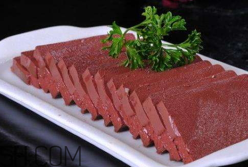 一斤豬血要放多少水 一斤豬血需要兌多少水和鹽 一斤豬血要放多少水 一斤豬血需要兌多少水和鹽