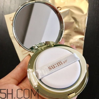 sum37空氣感氣墊霜浮粉嗎？適合油皮嗎？