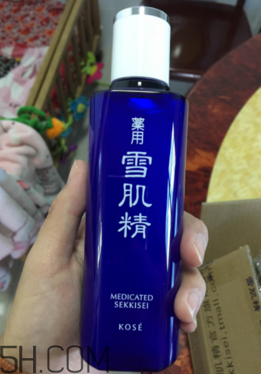 雪肌精化妝水盈潤型成分是什么？會使皮膚變薄嗎？