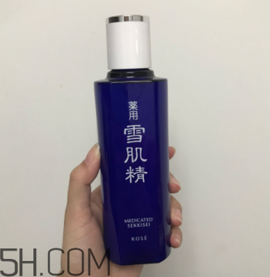 雪肌精化妝水盈潤型成分是什么？會使皮膚變薄嗎？