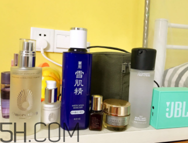 雪肌精化妝水盈潤型成分是什么？會使皮膚變薄嗎？