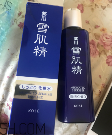 雪肌精化妝水盈潤(rùn)型是清潔水嗎？能美白嗎？