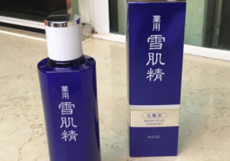 雪肌精化妝水盈潤(rùn)型成分是什么？會(huì)使皮膚變薄嗎？
