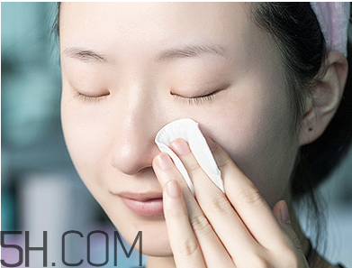 化妝棉卸妝時候要打濕嗎？使用化妝棉卸妝要注意什么？