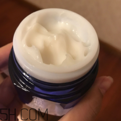 雪肌精菁華凝霜油不油？適合油皮嗎？