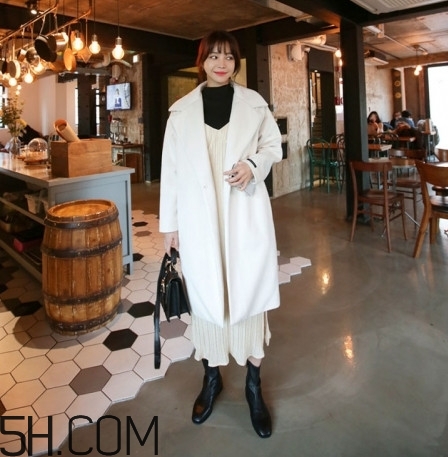 最有氣質(zhì)的白色大衣搭配圖片 最有氣質(zhì)的白色大衣搭配圖片