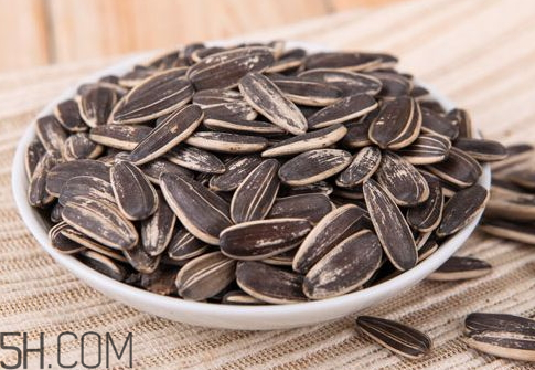 瓜子放時(shí)間長(zhǎng)了能吃嗎 瓜子放了一年能吃嗎 瓜子放時(shí)間長(zhǎng)了能吃嗎 瓜子放了一年能吃嗎