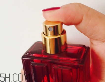 伊麗莎白雅頓紅門香水適合什么年齡？