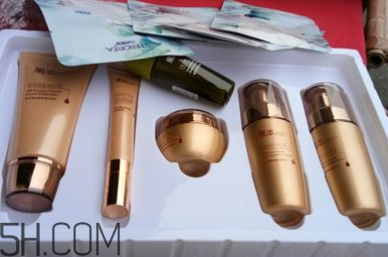 詩婷露雅青春鎖禮盒有什么？什么功效？