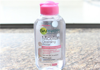 卡尼爾卸妝水粉水還是藍(lán)水好？自然堂素顏霜需要卸妝嗎？