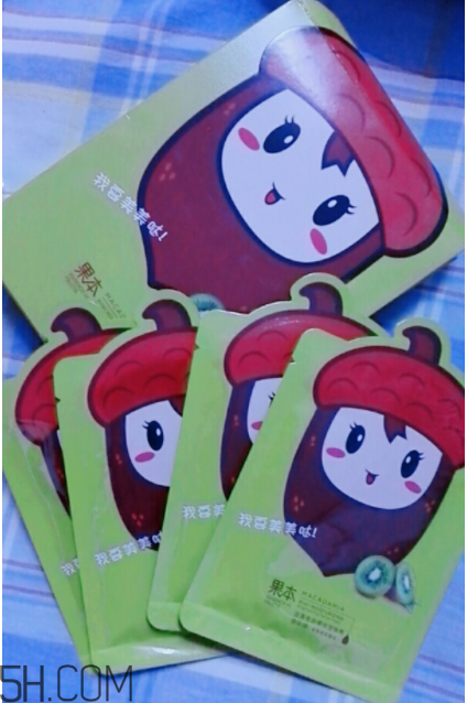 詩婷露雅哪款面膜補水好？哪款適合輕齡?。?></p><h3>詩婷露雅哪款適合輕齡肌</h3><p>果本奇異果面膜適合輕齡肌膚，這款面膜針對干燥缺水、粗糙、易緊繃、暗淡無光的肌膚，尤其適合年輕的肌膚。使用心得：我是第一次使用果本產(chǎn)品，之前看過電視里面有插入廣告，說這個挺好用的，純天然無刺激，但是我一直沒有購買。這次有幸參加活動，得到了免費試用的機會，送了20片面膜，4盒，每盒5片。包裝整體度挺好的，很可愛的風格，小小的，很精致，拿到手，還挺重，萌化了我的少女心，綠色的，陽光可愛，一個特別Q的獼猴桃在上面，突出了產(chǎn)品的主題，天然純植物提取精華。喜歡包裝，很清新的綠色。奇異果一種“美容圣果”，具有除斑、排毒、美容、抗衰老等作用。在澳洲果油的眾多成分中，胡蘿卜素和葉綠素賦予澳洲堅果油金黃透綠的獨特色澤，而葉綠素起新陳代謝作用，促進細胞生長，加速傷口愈合，還有助于營養(yǎng)和美化皮膚，減少皺紋的產(chǎn)生。澳洲堅果油還是一種極好的治療皮膚疾病的天然藥物。根據(jù)皮膚科外用藥治療原則，用夏威夷果油制成的3種劑型對5類15種滲出性皮炎、潰瘍療效顯著。由于澳洲堅果油含有多酚和脂多糖成分，所以澳洲堅果油還有防輻射的功能。采用純植物提取精華，不添加任何色素，使皮膚能夠享受滿滿自然力量。打開精華液好多啊，滿滿的附著在手上，也不粘膩，能很好的儲存精華，保濕力還不錯！貼在臉上的話，有很好的立體剪裁，符合我的臉部構造，面膜還算服帖，可以促進臉部吸收，面膜紙還算清透氣讓肌膚能夠很好的呼吸。有一股淡淡的香味，并不濃郁，臉上在不斷的吸收精華，也沒覺得有什么不適應的地方，也沒感覺有過敏的現(xiàn)象，畢竟純天然提取。敷完，按摩一下，精華全都吸收，不膩，也不需要用再次清洗臉部。臉部皮膚滑滑的，補水充分了，臉部自然不會油膩，也會慢慢變白咯！喜歡的親可以進行買啦，別猶豫，總體性價比很高。優(yōu)點：整體的外觀設計到面膜的精華液再到最后的皮膚吸收，都覺得好，敷15分鐘以后還有很多的精華殘留在面膜紙上，精華液真的是超級超級多，按摩一下，皮膚能夠很快就吸收掉，第二天早晨起來，臉上呈現(xiàn)出水潤的狀態(tài)，上妝也不卡粉，第一天水補足了，本來它里面的成分就具有保濕不油膩的功效，促進皮膚的新陳代謝，臉部彈彈的，不緊繃，舒服?？傮w性價比也很高。</p><p style=