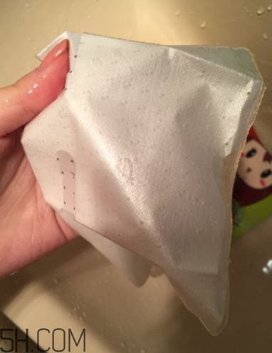 詩婷露雅哪款面膜補水好？哪款適合輕齡?。?></p><h3>詩婷露雅面膜怎么樣</h3><p>外觀的顏值到位了，但面膜紙有點小Lo。面膜紙不是那種軟軟的特別服帖的那種，做完面膜以后精華還是蠻多的吸收挺好的！我的皮膚不屬于敏感類型的！還是用慣了那種蠶絲面膜紙，比較服帖我的臉！美眉們可以根據(jù)自己的感覺來購買這款產(chǎn)品，畢竟我只是在表達我自己的真實感受。么么噠～每盒面膜后邊都會貼有一個合格的小標簽，不會存在二次銷售的現(xiàn)象還會貼有一個正品的查詢碼，生產(chǎn)日期也是最新的，這個可以放心使用盒子很有設計感，少女心爆棚看外觀顏值還是蠻不錯滴，很可愛設計感很強無論是外殼還是單片面膜都沒的說打開后有淡淡的水果的香味不難聞，也沒有刺鼻的化學物品的味道精華還是蠻多的！多余的可以摸到脖子跟胳膊上。但是不得不說這個面膜紙真心剪裁不到位。</p><p style=