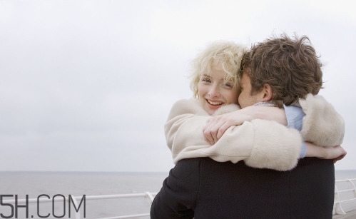 女孩月經(jīng)初潮可不可以喝紅糖水？女孩月經(jīng)初潮媽媽應(yīng)該怎么做？