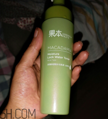 詩婷露雅生肌液滋潤型適合輕熟肌嗎？油不油？