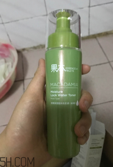 詩婷露雅生肌液滋潤型適合輕熟肌嗎？油不油？