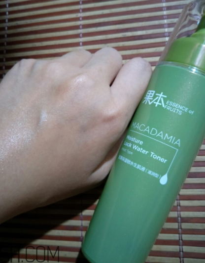 詩婷露雅生肌液滋潤型適合輕熟肌嗎？油不油？