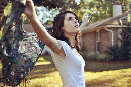 月經(jīng)初潮用什么衛(wèi)生巾比較好？月經(jīng)初潮出血量少正常嗎？